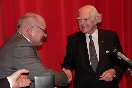 Verleihung der SPIO-Ehrenmedaille an Preisträger Hilmar Hoffmann (r.) durch SPIO-Präsident Steffen Kuchenreuther (l.)