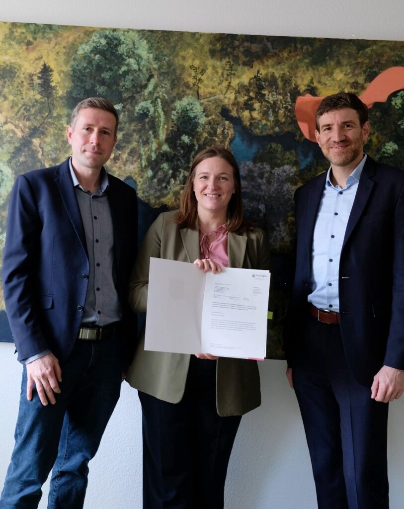Gruppenfoto. Peter Kaun, stellvertretende FSK-Geschäftsführer, Jugendministerin Katharina Binz und FSK-Geschäftsführer Stefan Linz 